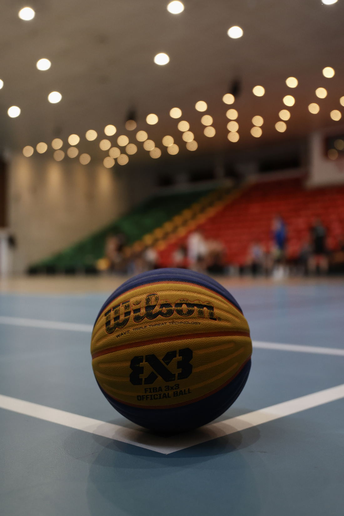 Piłka do koszykówki 3x3 na parkiecie