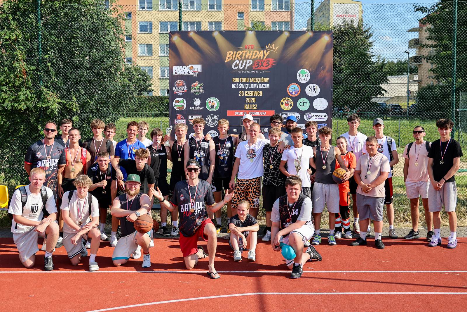 Zawodnicy Kaliskiej Fabryki Basketu po turnieju koszykówki 3x3 w Kaliszu